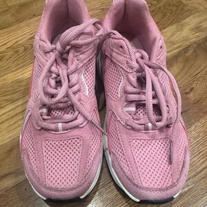 Avia 6 1/2 worn once
Pink Women's Athletic Shoes